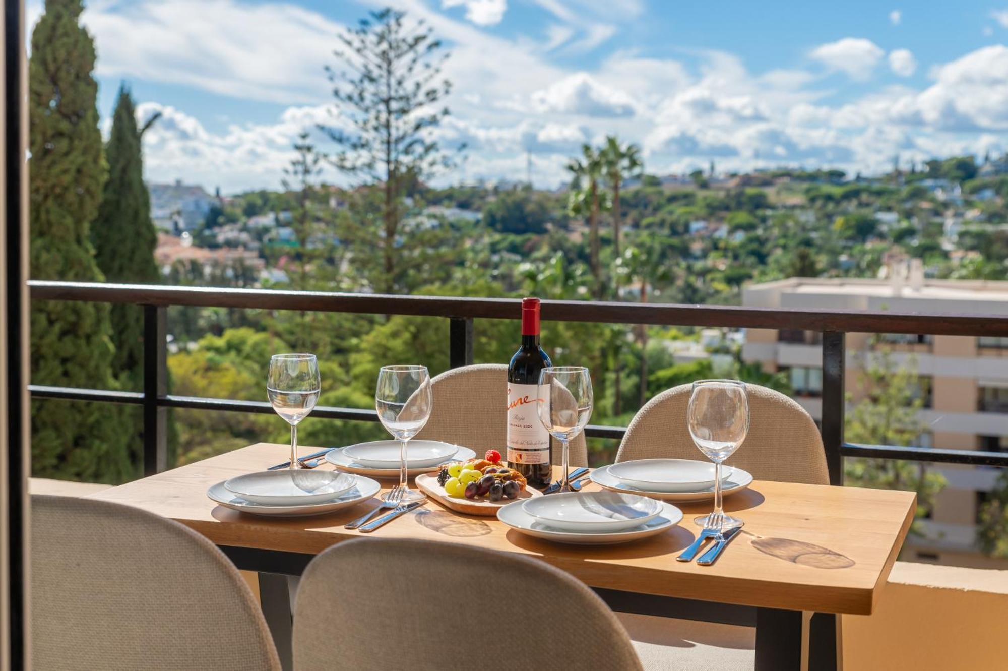 Lejlighed Newly Renovated Sunlit 3 Bdrm With Stunning Views Marbella