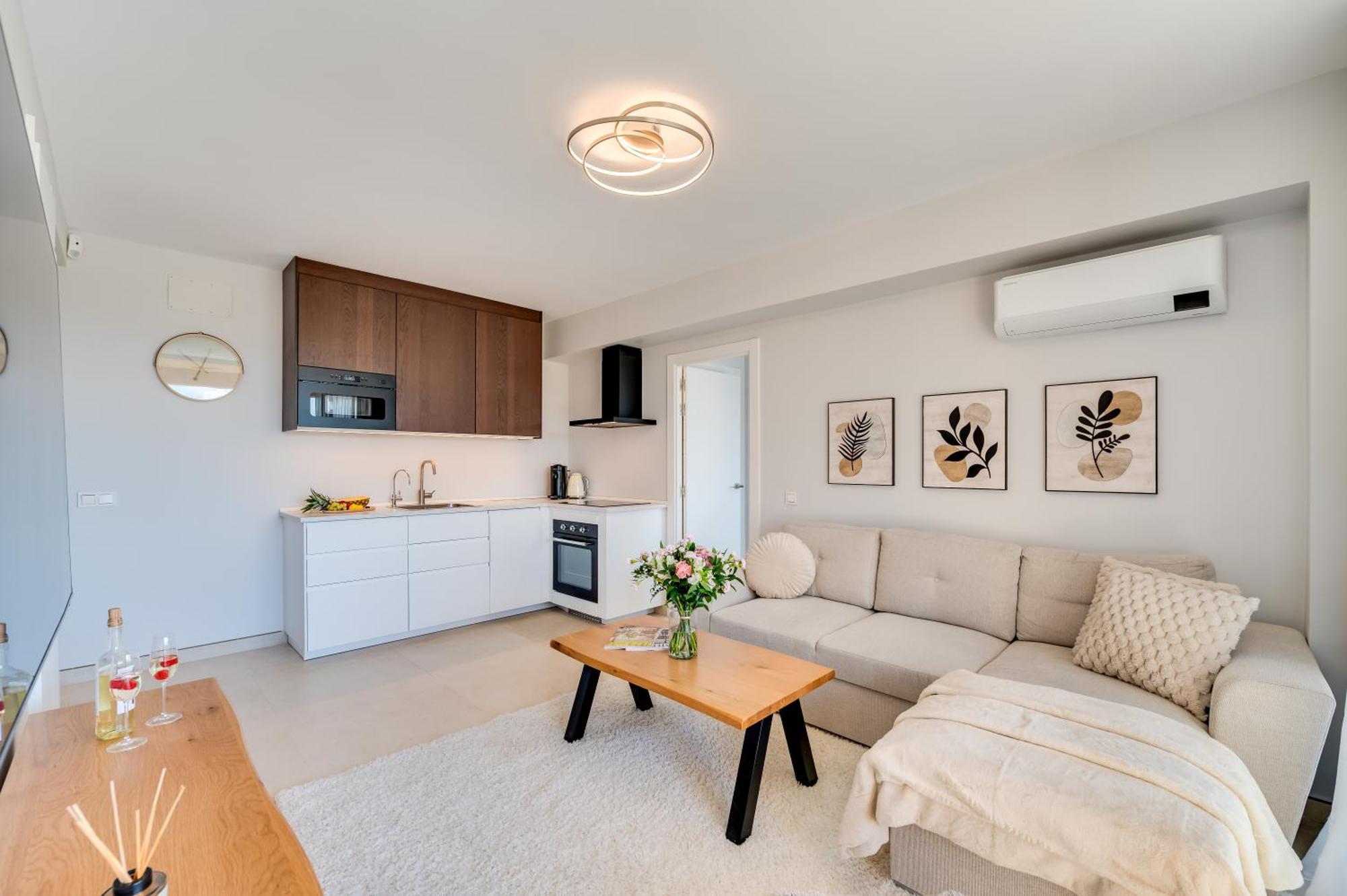 Lejlighed Newly Renovated Sunlit 3 Bdrm With Stunning Views