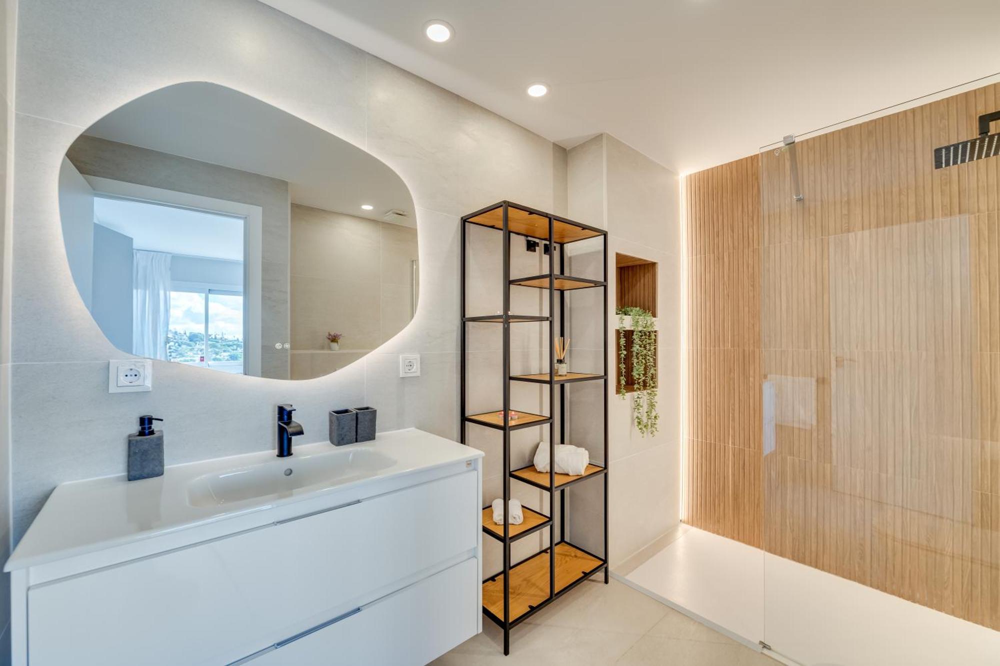 Newly Renovated Sunlit 3 Bdrm With Stunning Views Apartamento