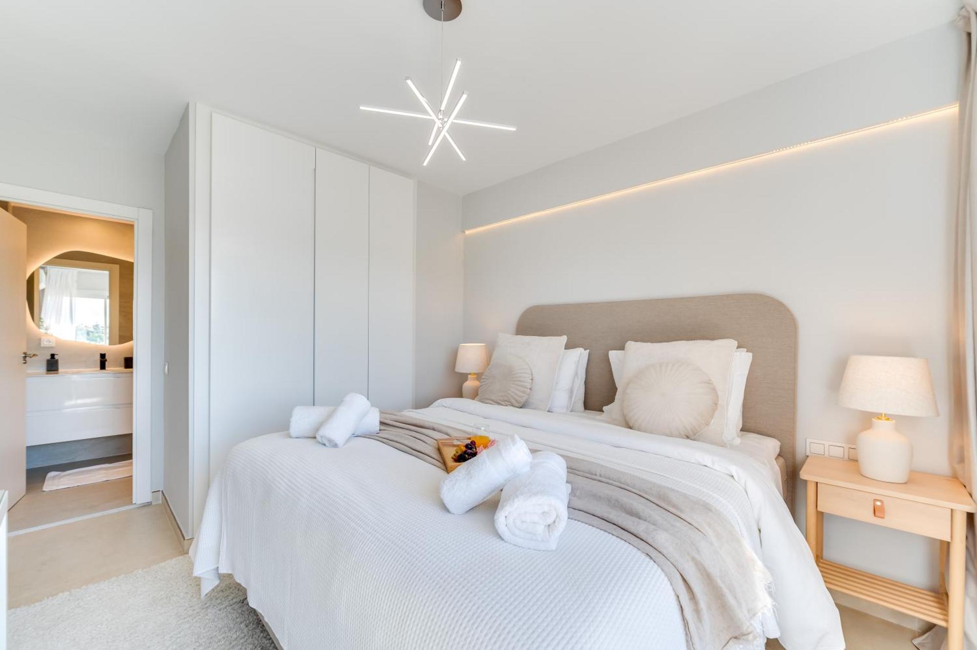 Lejlighed Newly Renovated Sunlit 3 Bdrm With Stunning Views *