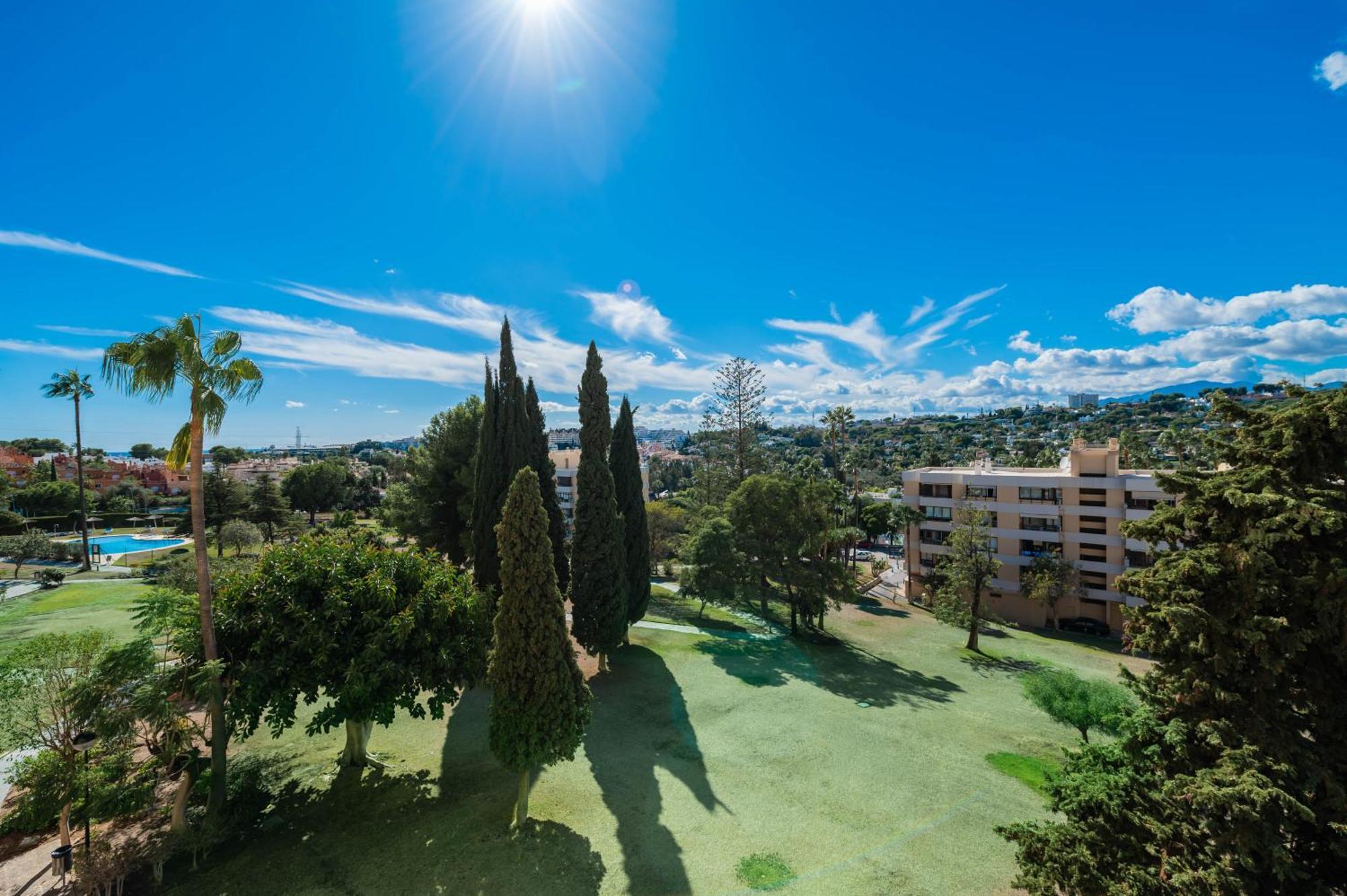 Newly Renovated Sunlit 3 Bdrm With Stunning Views Appartement