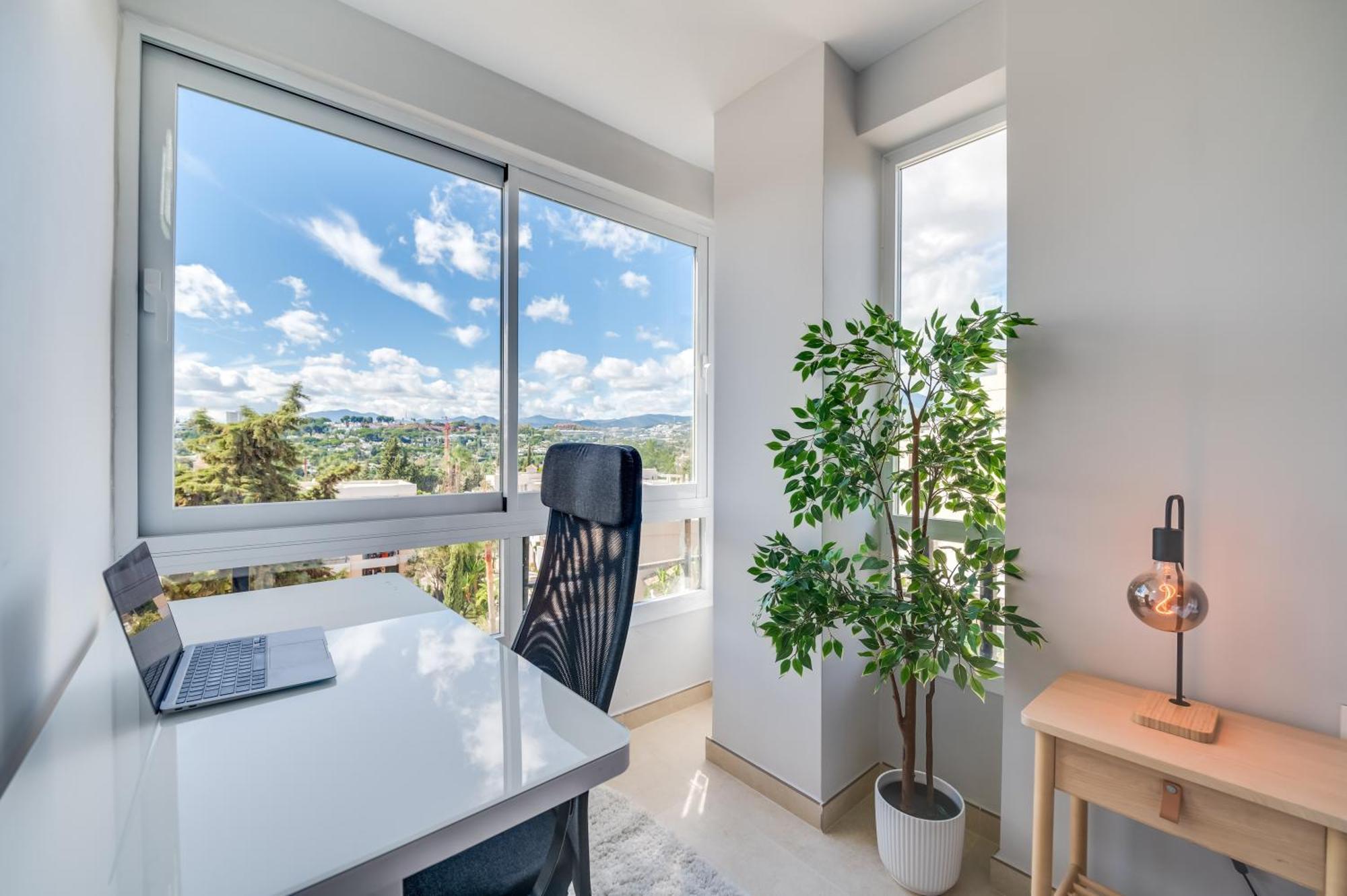 Newly Renovated Sunlit 3 Bdrm With Stunning Views Appartement